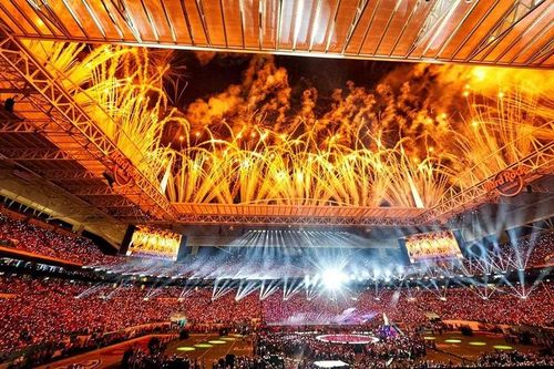 Miami Stadium còn là sân khấu của những đêm âm nhạc hoành tráng. Shakira và Jennifer Lopez từng biểu diễn tại Super Bowl trong khung cảnh pháo hoa rực sáng.