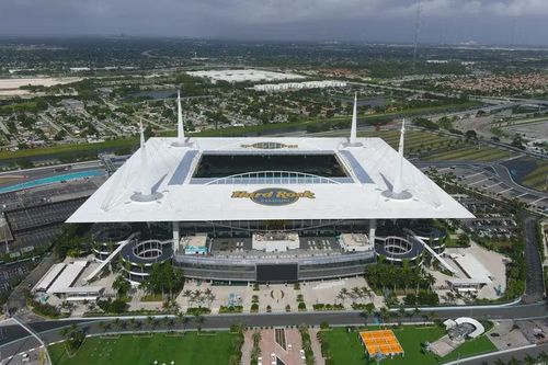 Miami Stadium hiện lên như một khối kiến trúc khổng lồ giữa Miami Gardens. Công trình vốn mang tên Hard Rock Stadium nhưng tạm đổi tên tại World Cup 2026 do quy định liên quan đến nhà tài trợ.