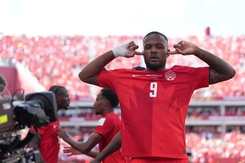 Tiền đạo Cyle Larin ăn mừng bàn thắng mang về điểm số lịch sử cho Canada tại World Cup 2026.