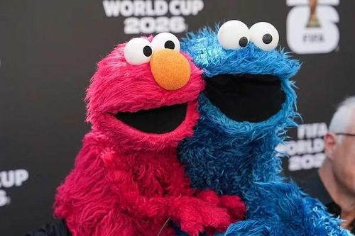 Hai nhân vật Elmo và Cookie Monster của chương trình thiếu nhi Sesame Street xuất hiện trên thảm đỏ, đem đến một nét vui nhộn trước trận mở màn của tuyển Mỹ.