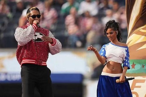 Rapper Future và ca sĩ Tyla đẩy nhịp chương trình lên cao bằng màn biểu diễn giàu năng lượng. Phía sau hai nghệ sĩ là mô hình Cup Vàng tạo điểm nhấn xuyên suốt sân khấu.