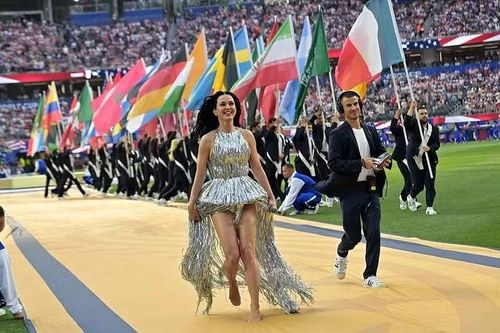 Sau phần trình diễn, Katy Perry nhanh chóng rời sân khấu để nhường chỗ cho các cầu thủ. Cuộc diễu hành quốc kỳ khép lại lễ khai hội mang đậm màu sắc Hollywood.