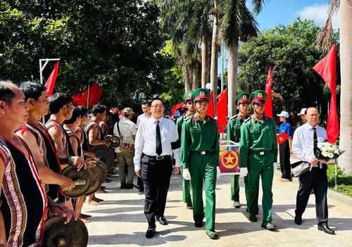 Phó Thủ tướng Hồ Quốc Dũng, cùng lãnh đạo tỉnh Gia Lai tưởng niệm và tiễn đưa 18 liệt sĩ về nơi an nghỉ cuối cùng.