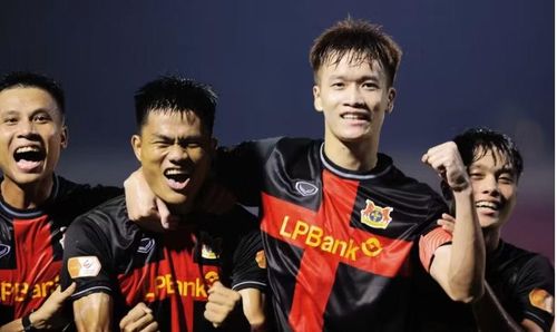 Ngoài sự quen thuộc về mặt sân bãi, Ninh Bình còn nhận được nguồn động viên tinh thần rất lớn từ hàng vạn khán giả nhà và không phải di chuyển một quãng đường xa tới sân của đối thủ. Ảnh: Đức Minh.