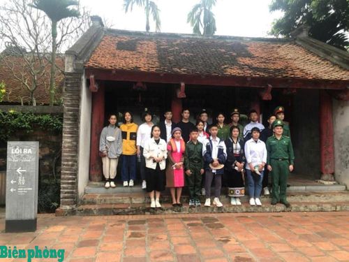 Hải đội Biên phòng 2 tham gia tổ chức hoạt động trải nghiệm cho học sinh trong chương trình "Nâng bước em tới trường-Con nuôi đồn Biên phòng". Ảnh: Nguyễn Nguyệt