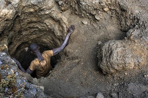 Một thợ mỏ đang xuống hầm đào cobalt (ảnh: Washington Post)