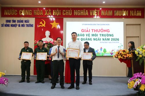 Đại diện BSR nhận Giải thưởng Bảo vệ môi trường tỉnh Quảng Ngãi năm 2026, ghi nhận những nỗ lực nổi bật của doanh nghiệp trong công tác quản lý và bảo vệ môi trường năm 2026.