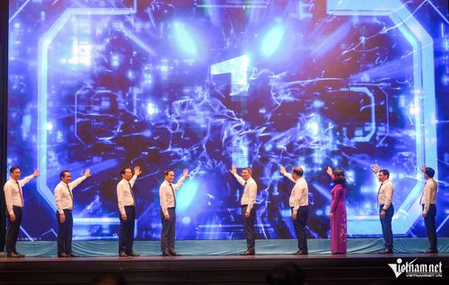 Thủ tướng Lê Minh Hưng và các đại biểu thực hiện nghi thức phát động đợt thi đua. Ảnh: Nguyễn Huế