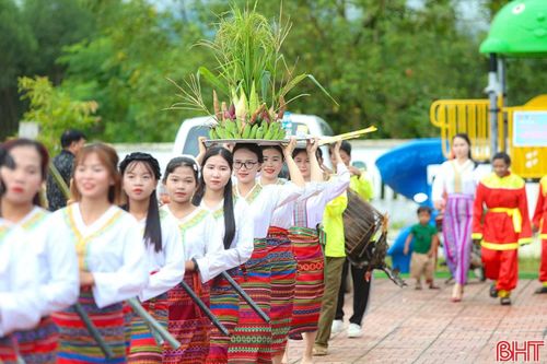 Vào các dịp lễ, tết, Bản Rào Tre thường tổ chức nhiều hoạt động văn hóa đặc sắc như trò chơi dân gian, biểu diễn văn nghệ truyền thống và các sinh hoạt cộng đồng mang đậm bản sắc của đồng bào Chứt.