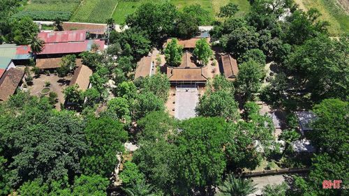  Nằm trong quần thể di tích Hải Thượng Lãn Ông, chùa Tượng Sơn (xã Sơn Giang) được xây dựng từ đầu thế kỷ XVIII. Trải qua nhiều biến thiên lịch sử, ngôi chùa vẫn giữ được nét cổ kính và nhiều kiến trúc đặc trưng. 