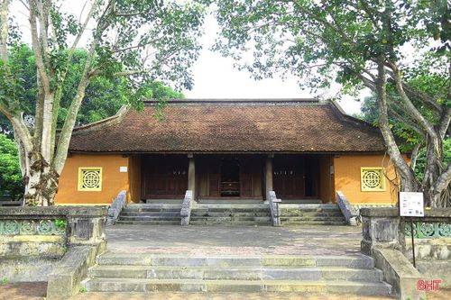  Đại danh y Hải Thượng Lãn Ông Lê Hữu Trác là người có nhiều đóng góp to lớn cho nền y học cổ truyền Việt Nam. Khu lưu niệm và nhà thờ Đại danh y Lê Hữu Trác (xã Sơn Giang) có diện tích 13.500m² với 18 hạng mục công trình gồm nhà thờ Hải Thượng Lãn Ông, nhà đón tiếp, sân hành lễ, nhà bia cùng các vườn đào, vườn cây thuốc nam... 