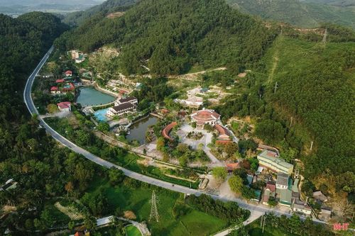  Khu du lịch văn hóa sinh thái Hải Thượng (xã Hương Sơn) được đưa vào khai thác từ năm 2015, điểm đến có diện tích khoảng 20 ha, được xây dựng nhằm phát huy các giá trị di sản của Đại danh y Hải Thượng Lãn Ông Lê Hữu Trác, kết hợp hài hòa giữa không gian sinh thái, văn hóa và trải nghiệm du lịch. 