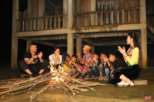  Bên cạnh lợi thế về cảnh quan thiên nhiên, phía Tây Hà Tĩnh còn sở hữu những giá trị văn hóa đặc sắc của đồng bào các dân tộc thiểu số. Tại Bản Rào Tre (xã Phúc Trạch) – nơi sinh sống của 46 hộ dân với hơn 160 nhân khẩu đồng bào Chứt, nhiều nét văn hóa truyền thống vẫn được gìn giữ, góp phần tạo nên bản sắc riêng cho vùng đất này. 