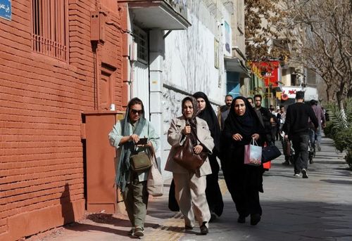 Người dân ở Tehran. Ảnh: WANA