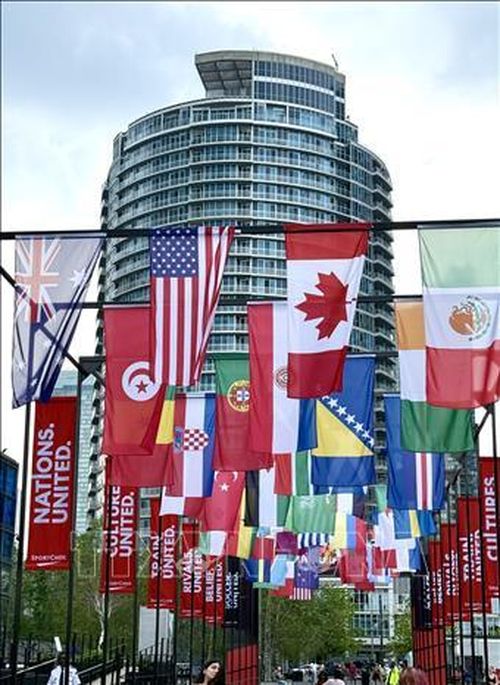 Cờ của các quốc gia có đội tuyển tham gia World Cup được treo ở Canada Soccer House, nơi tổ chức đón tiếp cổ động viên cổ vũ cho World Cup 2026. Ảnh: Thanh Hải/PV TTXVN tại Canada