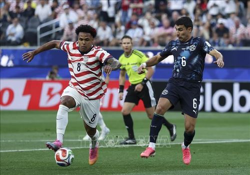 Pha tranh bóng giữa cầu thủ Weston McKennie (trái) của Mỹ và Junior Alonso của Paraguay. Ảnh: THX/TTXVN