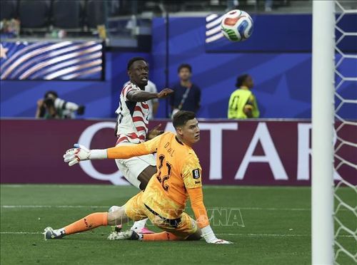 Tiền đạo Folarin Balogun ghi 2 bàn thắng ở phút 31 và phút 45+5, nâng tỉ số lên 3-0 cho đội tuyển Mỹ. Ảnh: THX/TTXVN