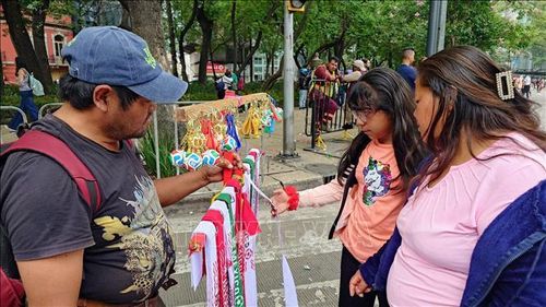 Bán đồ lưu niệm World Cup tại trung tâm thủ đô Mexico City.