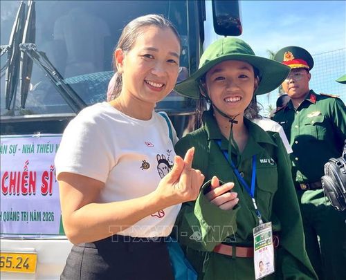 Các học viên cười rạng rỡ chia tay bố mẹ, thể hiện quyết tâm và niềm tự hào khi là "chiến sĩ nhí" của Chương trình “Học kỳ trong Quân đội” tỉnh Quảng Trị năm 2026.