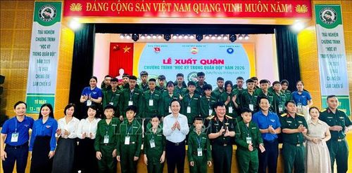 Lãnh đạo tỉnh Quảng Trị, Ban Tổ chức và 154 học viên ở khu vực Bắc Quảng Trị chụp ảnh kỷ niệm tại chương trình.