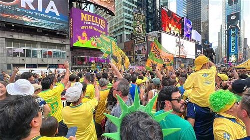 Cổ động viên Brazil "nhuộm" Quảng trường Thời đại bằng màu vàng-xanh truyền thống của các vũ công Samba. Ảnh: Thanh Tuấn/Phóng viên TTXVN tại Mỹ