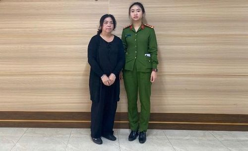 Cơ quan điều tra thi hành lệnh bắt bị can để tạm giam đối với Lê Đình Thanh Dung. Ảnh: Công an tỉnh Lâm Đồng.