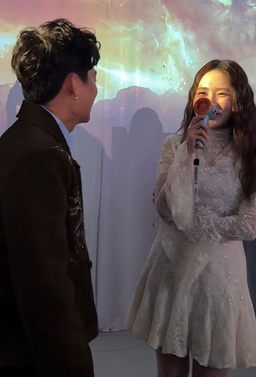 Khoảnh khắc của Phương Mỹ Chi với MONO đang khiến dân mạng "dậy sóng". Ảnh chụp màn hình TikTok monoandthefirst.