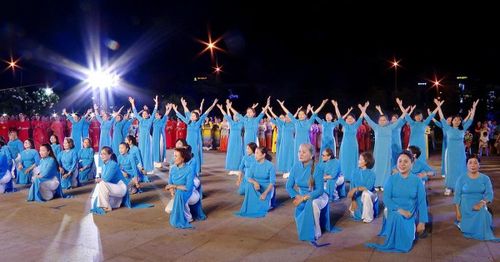 Các hội viên phụ nữ thành phố tham gia màn đồng diễn dân vũ chào mừng Đại hội.