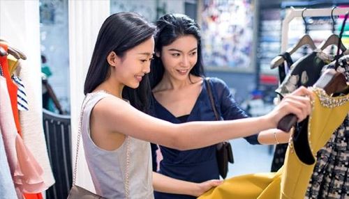 Người tiêu dùng Trung Quốc không hẳn là đang rút lui khỏi việc chi tiêu mua sắm. Họ chỉ đơn giản là đang cân nhắc kỹ hơn trước khi chi tiền.