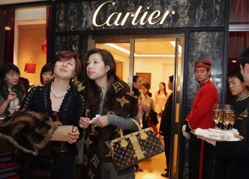 Vị thế của cả Cartier lẫn Van Cleef đều mạnh hơn trong nhóm người tiêu dùng Trung Quốc thu nhập cao.
