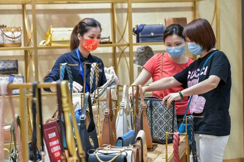 Các hộ gia đình thu nhập cao vẫn lạc quan hơn về triển vọng tài chính của mình. Trong khi đó, người tiêu dùng thu nhập thấp tiếp tục ưu tiên tiết kiệm.