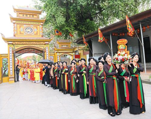  Lễ hội tưởng nhớ Thủy tổ quan họ ở làng Diềm, phường Kinh Bắc. Ảnh: Việt Hưng. 