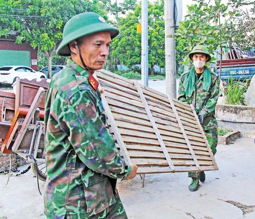 Lực lượng quân đội hỗ trợ người dân thôn Ngô Thôn, xã Gia Bình di chuyển tài sản.
