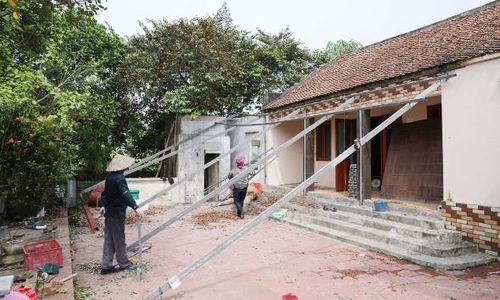 Người dân tháo dỡ tài sản để bàn giao mặt bằng cho nhà đầu tư.