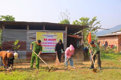 Công an xã Phước Năng phối hợp với Ủy ban MTTQ Việt Nam xã xây dựng mô hình “Vận động thay đổi nếp nghĩ, cách làm trong đồng bào dân tộc thiểu số”. Ảnh: H.H