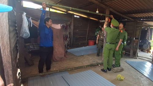 Công an xã Phước Năng hỗ trợ sửa nhà cho gia đình ông Hồ Văn Nông ở thôn 6. Ảnh: H.H