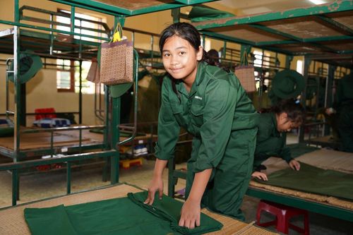 Các "chiến sĩ nhí" tập luyện kỹ năng gấp xếp nội vụ. Ảnh: THU HƯƠNG