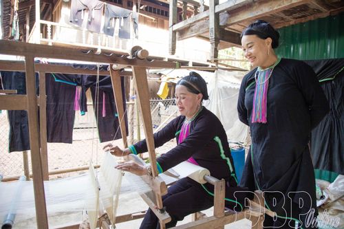  Phụ nữ dân tộc Dao bên khung cửi. 
