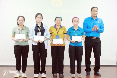 Đại diện Liên đoàn Lao động thành phố Đồng Nai tặng quà công nhân khó khăn. Ảnh: Nguyễn Hòa