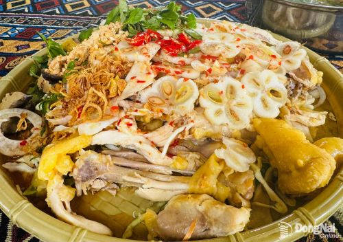 Gỏi gà măng cụt.