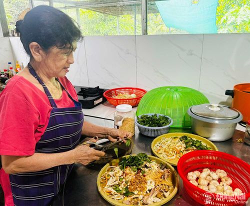 Bà Võ Thị Hồng, đầu bếp chính của vườn cây ăn trái Út Tiêu (phường Bình Lộc) chế biến món gỏi gà măng cụt.