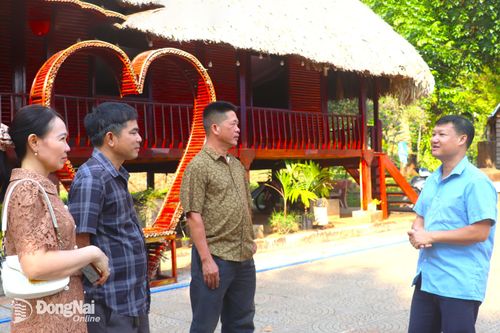 Anh Đỗ Trường Giang (bên phải) đón tiếp đoàn du khách đến với Vườn quốc gia Bù Gia Mập. Ảnh: An Nhơn