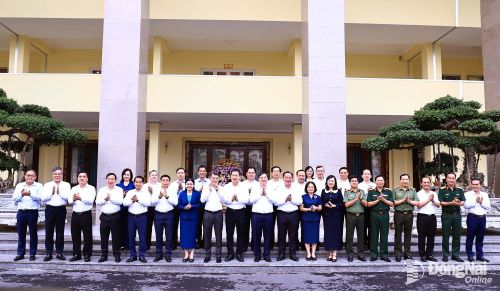 Ủy viên Bộ Chính trị, Thủ tướng Chính phủ Lê Minh Hưng cùng các đồng chí trong đoàn công tác chụp hình lưu niệm với tập thể Thường trực và Ban Thường vụ Thành ủy Đồng Nai. Ảnh: Công Nghĩa