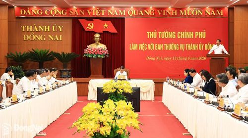 Ủy viên Trung ương Đảng, Bí thư Thành ủy, Trưởng đoàn Đại biểu Quốc hội thành phố Đồng Nai Vũ Hồng Văn phát biểu bày tỏ quyết tâm thực hiện hiệu quả các chỉ đạo của Thủ tướng Chính phủ tại buổi làm việc. Ảnh: Công Nghĩa