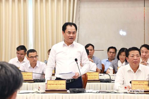 Ủy viên Trung ương Đảng, Bộ trưởng Bộ Nông nghiệp và Môi trường Trịnh Việt Hùng phát biểu tại buổi làm việc với Ban Thường vụ Thành ủy Đồng Nai. Ảnh: Công Nghĩa