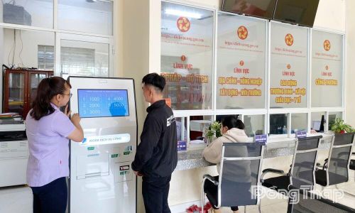 Nhân viên Trung tâm Phục vụ hành chính công xã hướng dẫn người dân làm các thủ tục hành chính.