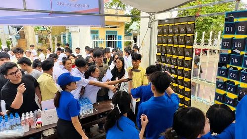 Sau mỗi buổi thi, thí sinh đối chiếu thông tin để nhận lại điện thoại tại khu vực tiếp nhận của chương trình “Tiếp sức mùa thi”. Ảnh: Minh Chí