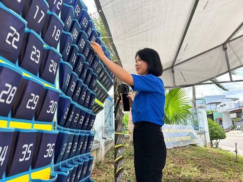 Điện thoại của thí sinh được sắp xếp vào các ô đánh số thứ tự để thuận tiện cho việc bảo quản và trả lại sau mỗi buổi thi. Ảnh: Minh Chí