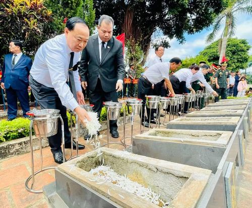 Bí thư Tỉnh ủy Thái Đại Ngọc rải hoa lên các phần mộ liệt sĩ. Ảnh: P.D 