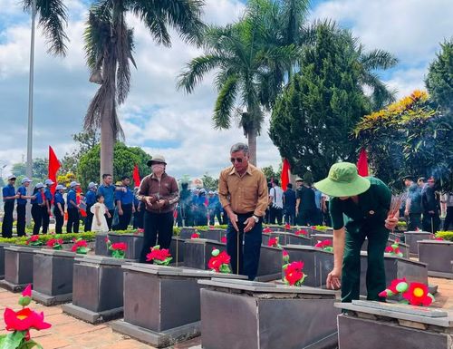  Đông đảo người dân dâng hương các liệt sĩ. Ảnh: P.D 